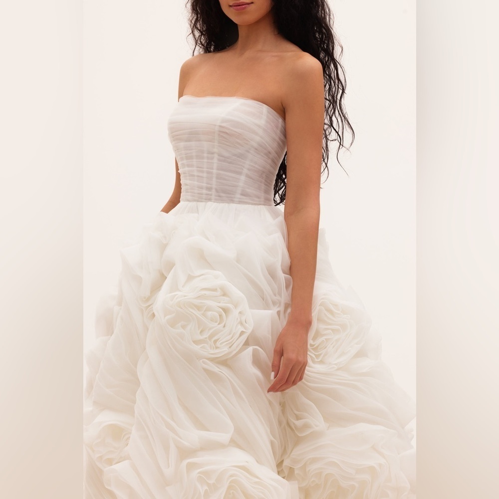 Dramatically flowered tulle dress in white - MEDIUM - Picture 3 of 11